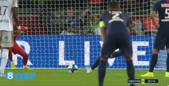 前锋冷静破门，展现成熟心态（前锋沉着建功，尽显成熟心态）