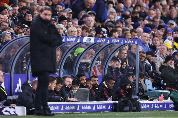 三连冠！上海海港加冕2025赛季中超冠军，摘下队史中超第四星（上海海港三连霸！加冕2025中超王者，队史第四星闪耀）