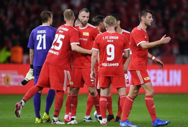 成都蓉城客场挑战神户胜利船，力争在亚冠赛场扭转颓势，力争晋级淘汰赛。（成都蓉城客战神户胜利船，盼在亚冠止颓冲击淘汰赛）