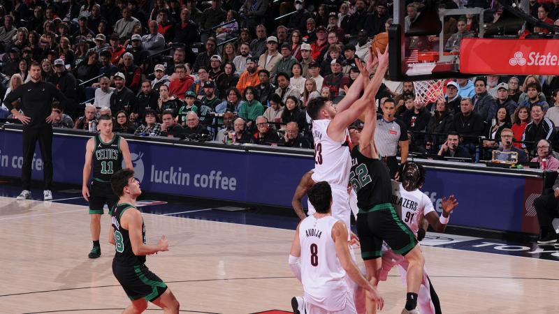 维尼修斯和阿森纳U16球员合影，2米法国门将抢镜（维尼修斯与阿森纳U16合影，2米法国门将抢尽风头）