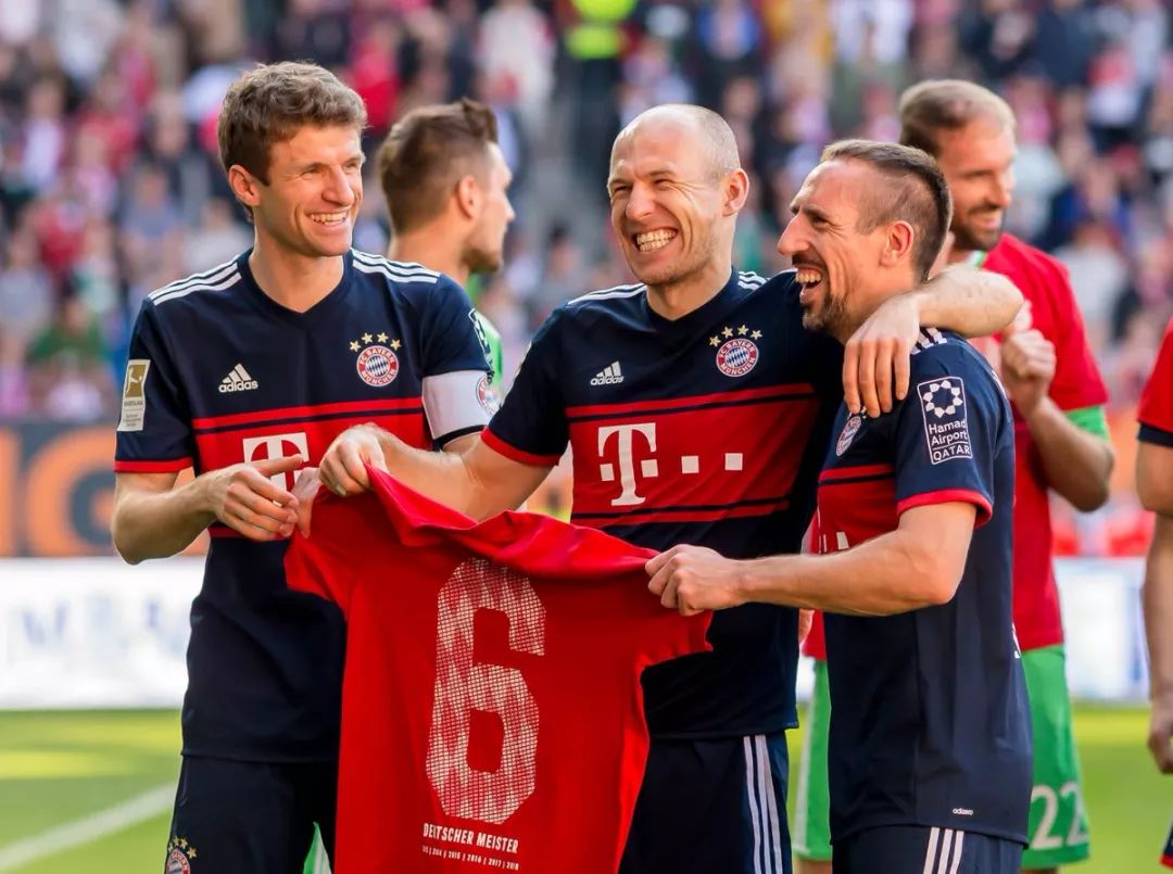 西甲射手榜：姆巴佩16球领跑！费兰-托雷斯11球紧随其后！（西甲射手榜：姆巴佩16球居首，费兰-托雷斯以11球紧追其后）